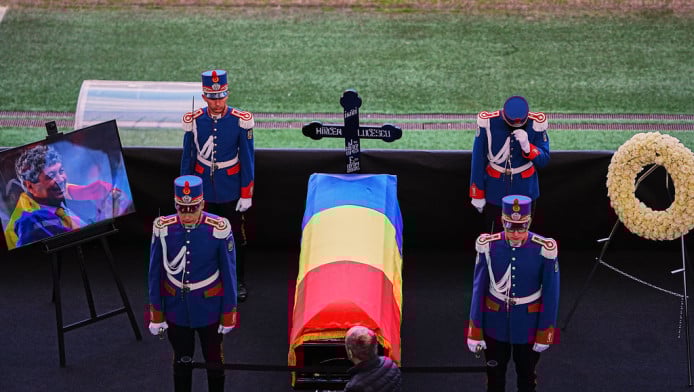 Συγκινητικές στιγμές στο Βουκουρέστι για Μιρτσέα - "Λύγισε" ο Ραζβάν