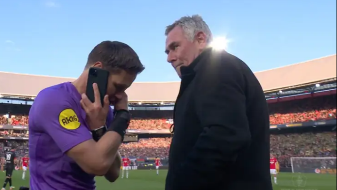 Πρωτοφανές: Διαιτητής έλαβε ένα τηλεφώνημα κατά τη διάρκεια τελικού