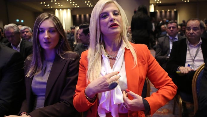 Η Μαρίνα Σταυράκη πιο όμορφη από ποτέ στην Πάρο με νέες παρέες (ΦΩΤΟ)