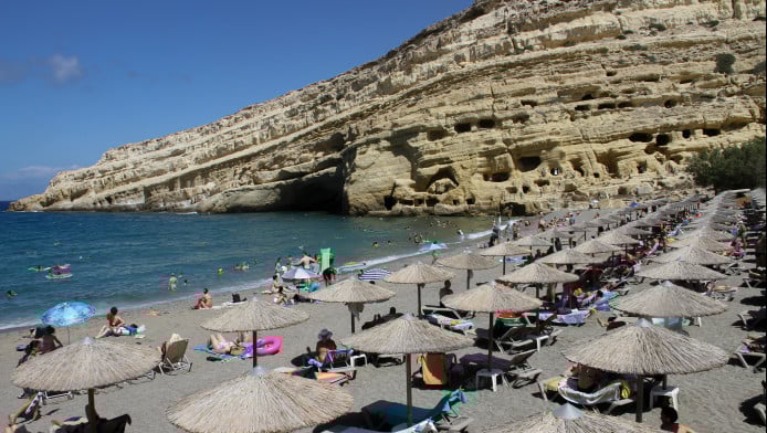 Μάταλα: H ιστορία της θρυλικής παραλίας - Οι σπηλιές των Χίπις σήμερα 