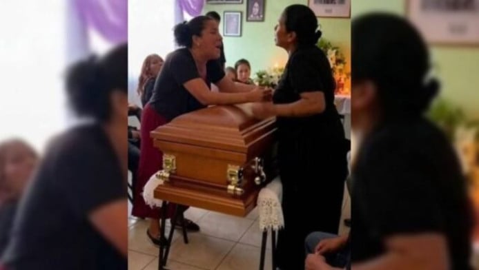 Ο νεκρός το έπαιζε “δίπορτο” – Πιάστηκαν μαλλί με μαλλί στην κηδεία (Vid)