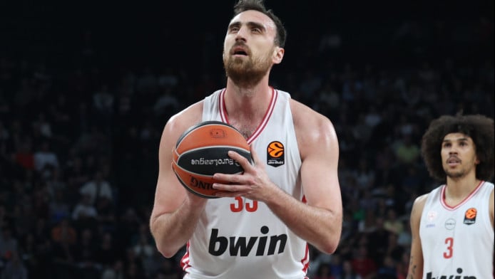 "Κράξιμο" Σέρβων σε Μιλουτίνοφ: "Εξέπληξε πολλούς η απουσία του"