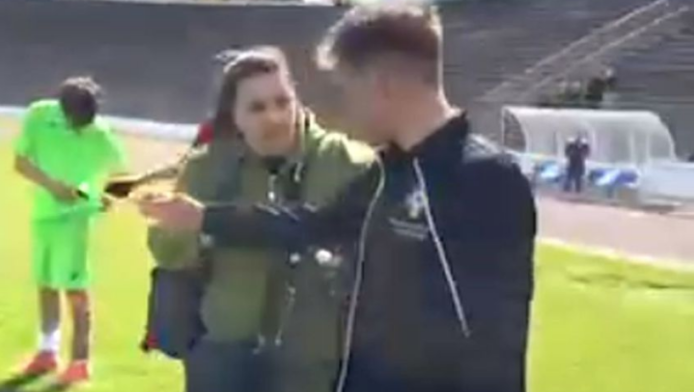 Mητέρα παίκτη μπήκε στο γήπεδο και απείλησε τους διαιτητές!
