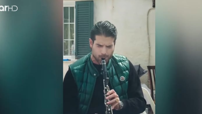 Συγκλονιστικό βίντεο! Ο Άρης Μουγγοπέτρος παίζει ξανά κλαρίνο 