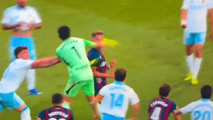 Έγινε ρινγκ το Ουέσκα-Σαραγόσα με τρεις κόκκινες - Απίστευτη μπουνιά! (Vid)