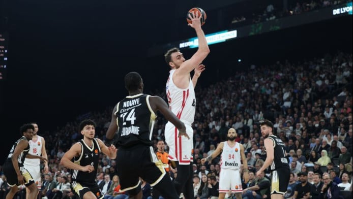 Ζορίστηκε ο Ολυμπιακός, αλλά με Βεζένκοφ… δεν χάνεις - Έπιασε κορυφή! (Vid)