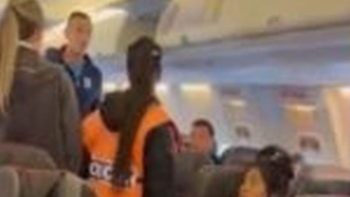 Είσαι καλά ρε άνθρωπε; - Παίκτης σε αεροπλάνο φώναξε “βόμβα” (Vid)