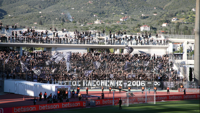 Ένταση οπαδών του ΠΑΟΚ με την Αστυνομία έξω από το Πανθεσσαλικό