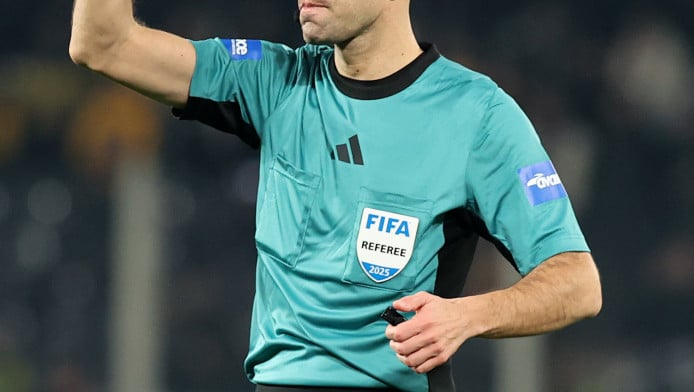 Παρουσιάστρια του ΣΚΑΪ προειδοποιεί διαιτητή Super League... ερωτικά! (Vid)