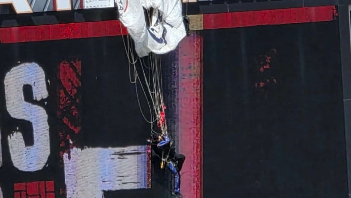 Απίστευτο ατύχημα με αλεξιπτωτιστή σε αγώνα αμερικανικού ποδοσφαίρου