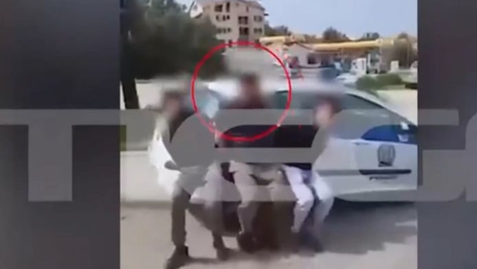 Βίντεο-ντοκουμέντο με τον 26χρονο αρσιβαρίστα να σηκώνει περιπολικό