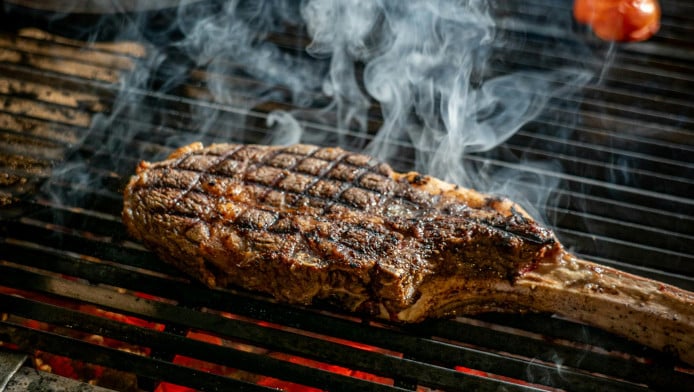 Δεν χωράνε στο τραπέζι: Η χασαποταβέρνα που σερβίρει ολόκληρα βουνά κρέας