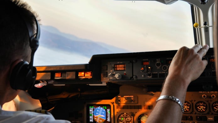 Πώς ξεκουράζονται οι πιλότοι όταν η πτήση διαρκεί πάνω από 10 ώρες; (Vid)