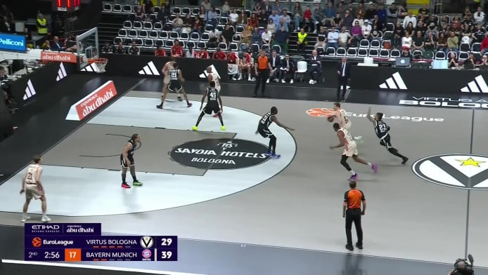 Φοβερό alley-oop και καρφωματάρα ΜακΚόρμακ πάνω από αντίπαλο (ΒΙΝΤΕΟ)