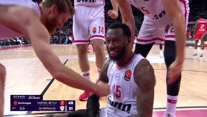 Τρελή φάση: Ο Ολυμπιακός είχε 0,4" και έβγαλε καρφωματάρα! (ΒΙΝΤΕΟ)