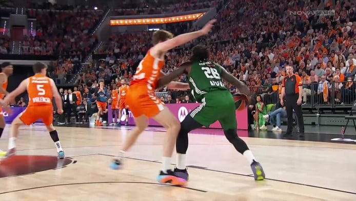 Τρομερός Λεσόρ! Απίστευτο καλάθι και φάουλ κόντρα στη Βαλένθια (vid)