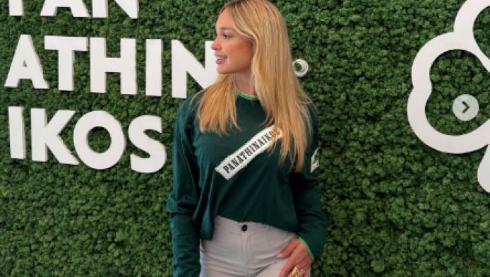 Πανέμορφη η δισέγγονη του Πούσκας - Πόζαρε έξω από τη Λεωφόρο! (ΦΩΤΟ)