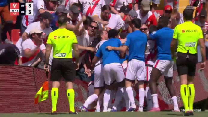 Λύγισαν και οι διαφημιστικές πινακίδες στο Βαγιέκας (ΒΙΝΤΕΟ)