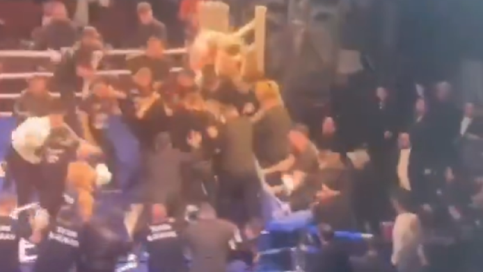 Χάος σε αγώνα μποξ: Ανέβηκε κόσμος στο ρινγκ και ξυλοκόπησε πυγμάχο! (Vid)