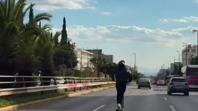 ΒΙΝΤΕΟ ΣΟΚ από Συγγρού: Έτρεχε με ηλεκτρικό πατίνι στην αριστερή λωρίδα