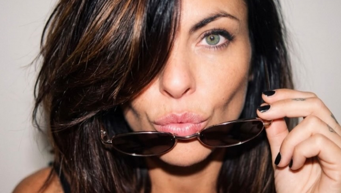 Η παρουσιάστρια που σπάνια φοράει κάτι από τη μέση και πάνω! (ΦΩΤΟ)