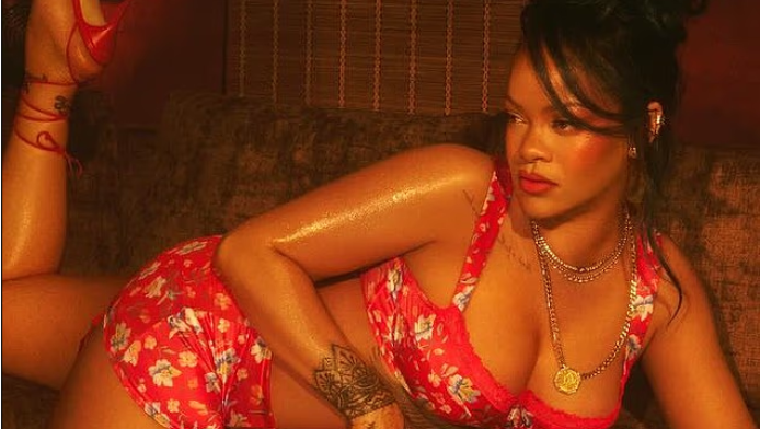 Πασίγνωστη τραγουδίστρια "'εριξε" το διαδίκτυο με eye-popping φωτογραφίες!