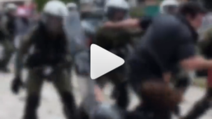 Άνδρας των ΜΑΤ κλωτσάει κοπέλα και τη ρίχνει με το κεφάλι σε ζαρντινιέρα VD