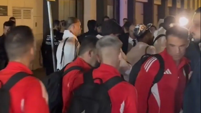 Χαμός στη Σεβίλλη: Οπαδοί περίμεναν τους παίκτες - Θανατικές απειλές! (Vds)