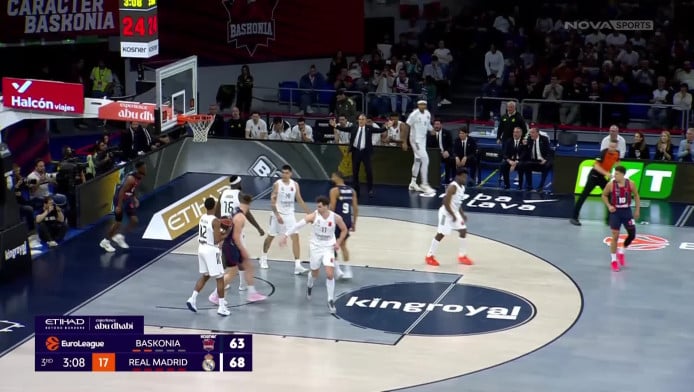 Βρήκε... αεροδιάδρομο και κάρφωσε ο Σίμονς (ΒΙΝΤΕΟ)