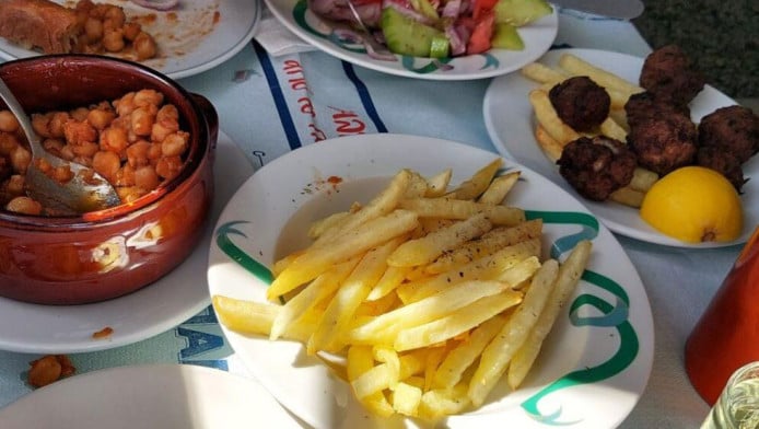 Δεν θα το βρεις αν δεν στο πουν: Tο ταβερνάκι με το πιάτο που χαλάει κόσμο