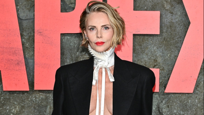 Η Σαρλίζ Θερόν έσκασε σε πρεμιέρα ταινίας με τολμηρό ντεκολτέ! (ΦΩΤΟ)