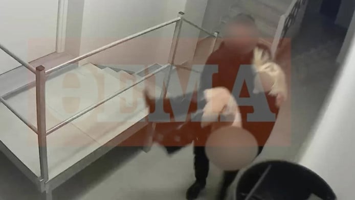 Η στιγμή που ο πρώην αρσιβαρίστας μεταφέρει αναίσθητη την 19χρονη Μυρτώ!