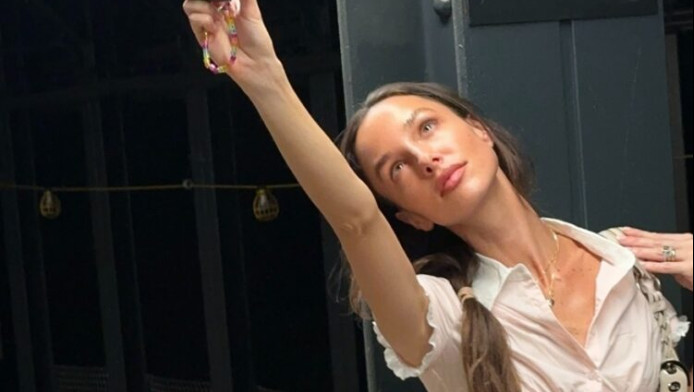 Κυκλοφορεί στους δρόμους με κοντά φορέματα! (ΦΩΤΟ)