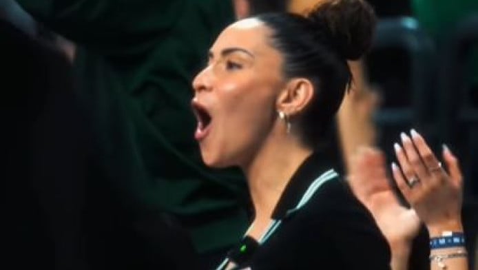 Τρομερό σκηνικό με την κυρία Λεσόρ - Τραγουδά συνθήματα (ΒΙΝΤΕΟ)