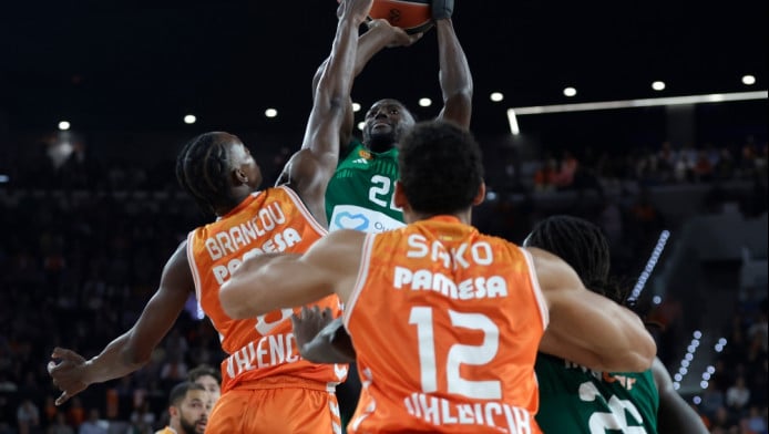 Αυτός δεν θα έκανε στους "αιώνιους"; Υπέγραψε ο παικταράς της Βαλένθια!