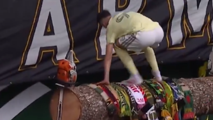 Απίθανος Βέλντε: Σκόραρε και πανηγύρισε πάνω σε κορμό δέντρου! (ΒΙΝΤΕΟ)