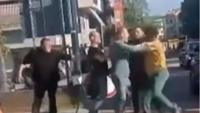 Παίκτης της Βερόνα βγήκε από το αυτοκίνητο και πλακώθηκε με οπαδούς (Vid)