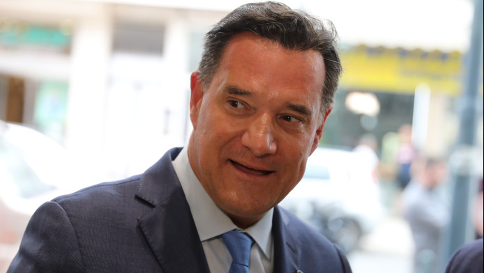 Έξαλλος ο Άδωνις Γεωργιάδης για φωτογραφία με άγνωστη γυναίκα 