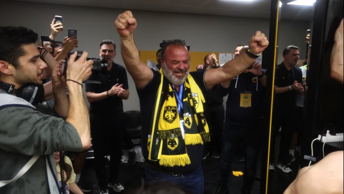 Τρομερή αποθέωση Ηλιόπουλου από τους παίκτες της ΑΕΚ (ΒΙΝΤΕΟ)