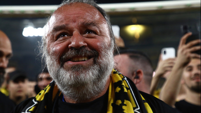 Φιέστα Ηλιόπουλου: Έσβησε τα φώτα και απόλαυσε 2 τραγούδια στο γήπεδο (Vid)