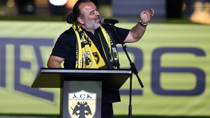 Απίθανο σύνθημα από τους οπαδούς της ΑΕΚ σε Ηλιόπουλο (ΒΙΝΤΕΟ)