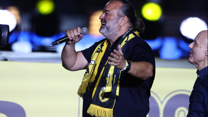 Το είπε και το έκανε ο Ηλιόπουλος: Τραγούδησε από την εξέδρα στον κόσμο VD