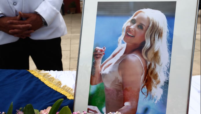 Ακραίο κράξιμο στην Λίλη για την εμφάνισή της στην κηδεία της Μαστροκώστα