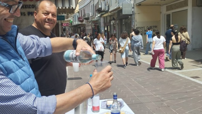 Υποδέχτηκαν με ούζα και μεζέδες Τούρκους τουρίστες στη Λέσβο!