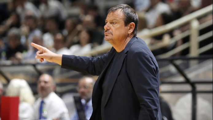 "Τρελάθηκε" με τους παίκτες του ο Αταμάν και πέταξε το πινακάκι!