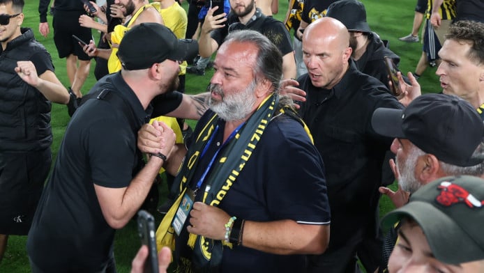 Τιμώρησαν την ΑΕΚ για τα καπνογόνα για το πρωτάθλημα!