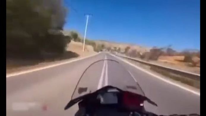 Βίντεο-σοκ: Μοτοσικλετιστής έτρεχε με 240 χλμ. στην ΕΟ Ελευσίνας - Θήβας