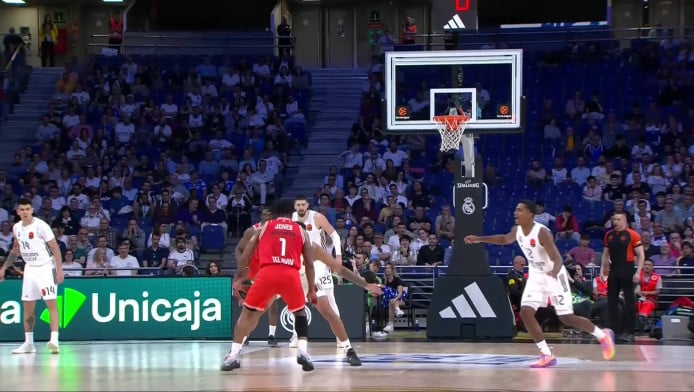 No look ασίστ του Κρις Τζόουνς (ΒΙΝΤΕΟ)