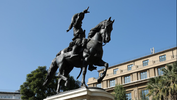 Τι συμβολίζει για τον πολεμιστή η στάση του αλόγου στα αγάλματα;