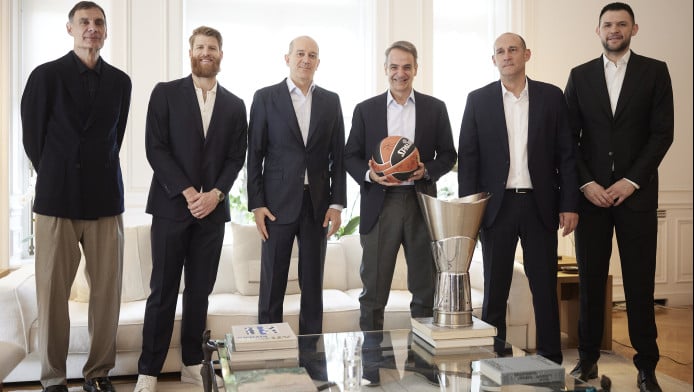 Η κούπα της Euroleague στον Μητσοτάκη - Το απίθανο δώρο Μπαρτζώκα (ΦΩΤΟ)